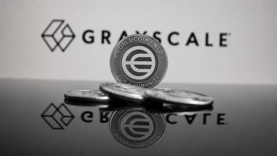 Ein Worldcoin steht vor dem Logo von Grayscale
