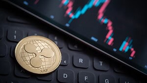 Eine XRP-Münze auf einem Laptop