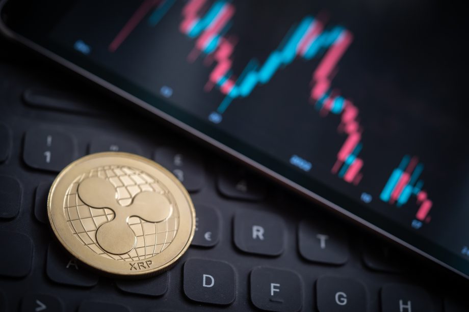 Eine XRP-Münze auf einem Laptop