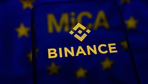 Das Binance-Logo vor einer verschwommenen EU-Flagge.