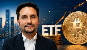 André Dragosch vor Bitcoin-Münze und ETF-Symbol