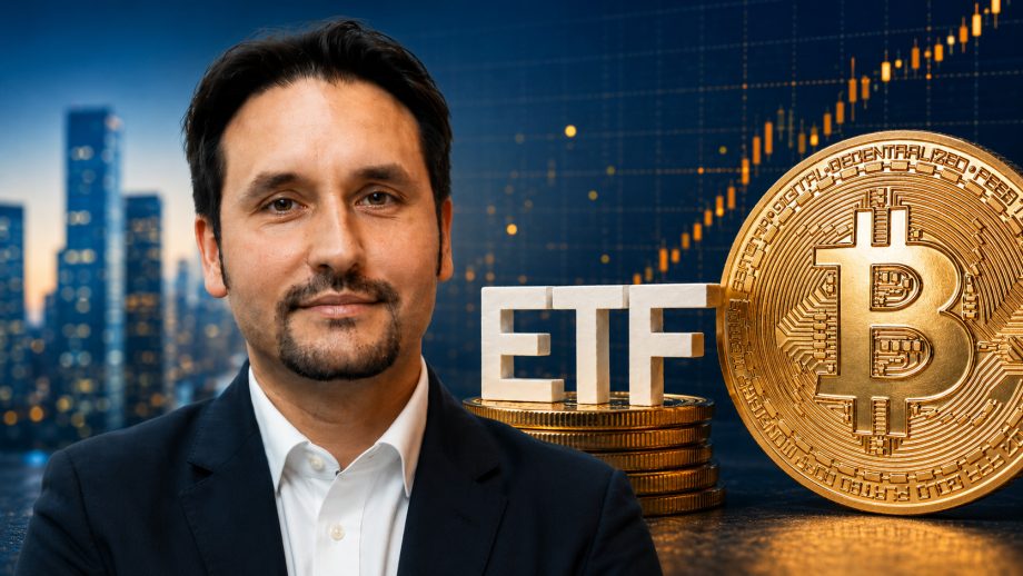 André Dragosch vor Bitcoin-Münze und ETF-Symbol