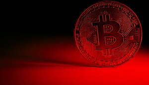 Bitcoin-Münze vor bedrohlichem Hintergrund