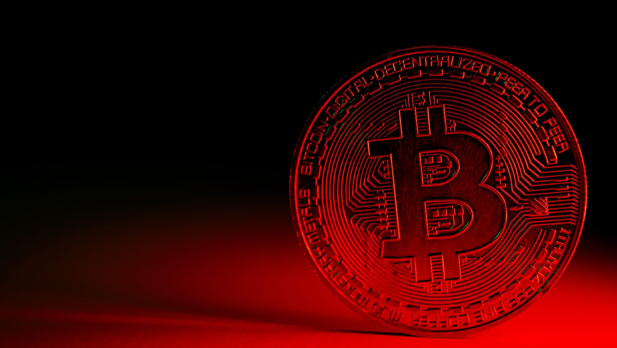 Bitcoin-Münze vor bedrohlichem Hintergrund
