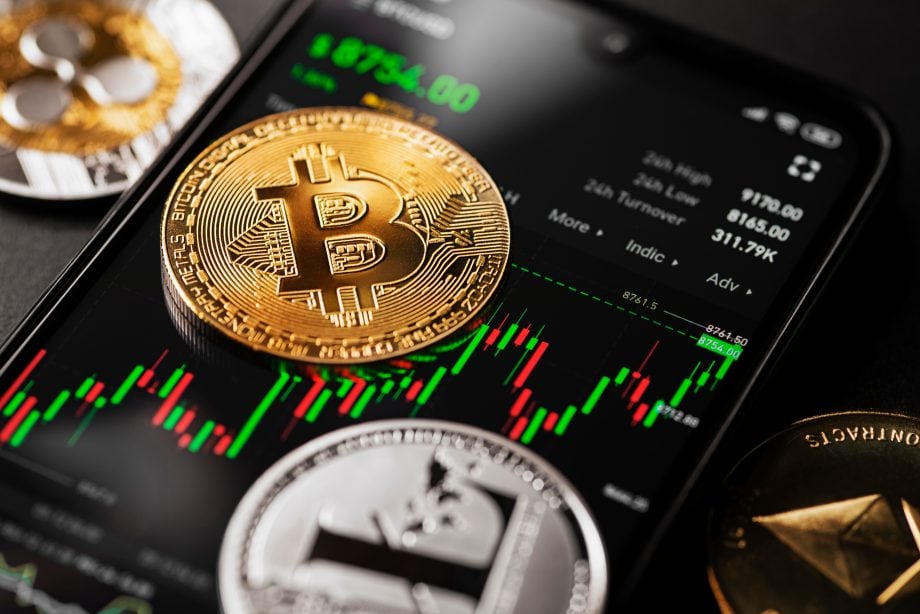 Eine Bitcoin-Münze auf einem Smartphone