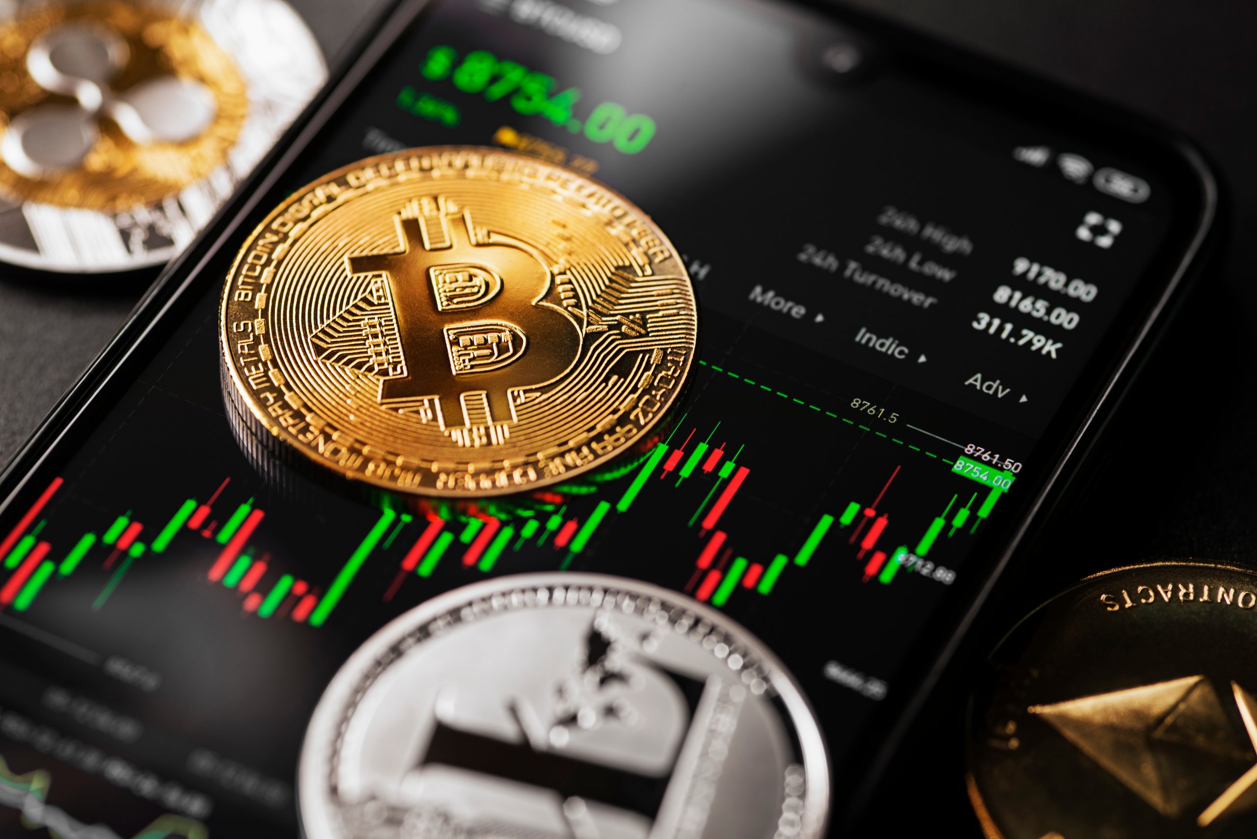 Eine Bitcoin-Münze auf einem Smartphone
