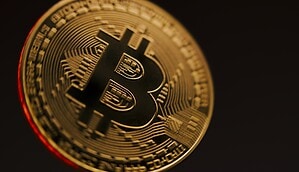 Eine Nahaufnahme einer Bitcoin-Münze.