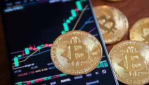 Bitcoin-Münzen auf einem Smartphone