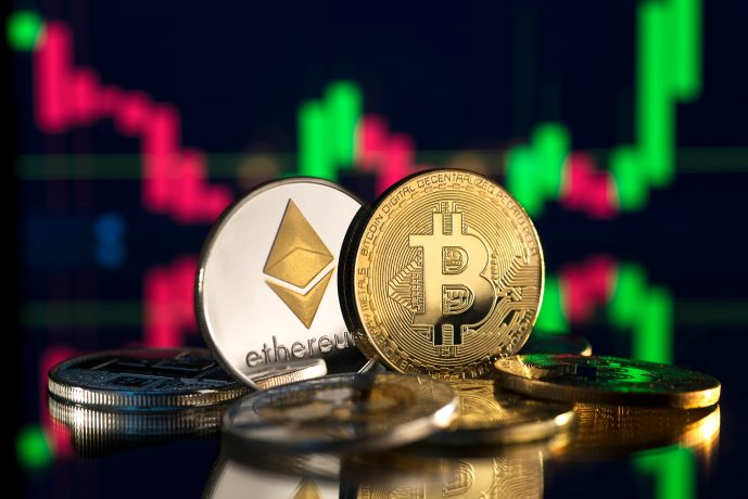Eine Bitcoin- und Ethereum-Münze vor einem Chart