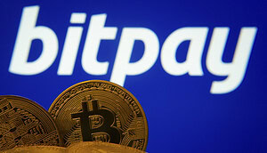 Das Bitpay-Logo hinter einer Bitcoin-Münze
