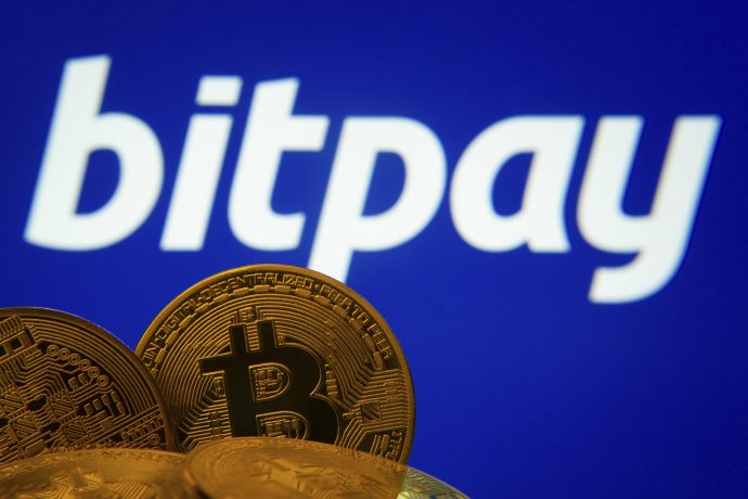 Das Bitpay-Logo hinter einer Bitcoin-Münze