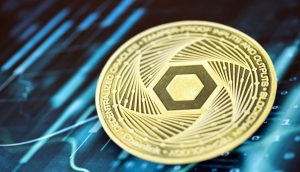 Eine Chainlink-Münze liegt auf einem Chart