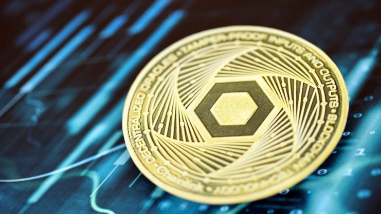 Der LINK-Kurs kämpft weiter mit einem schwachen Marktumfeld Eine Chainlink-Münze liegt auf einem Chart