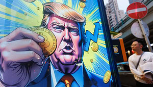 Das Bild zeigt ein großformatiges Werbedisplay im öffentlichen Raum mit einer stilisierten Darstellung von Donald Trump, der eine Bitcoin-Münze in die Kamera hält.