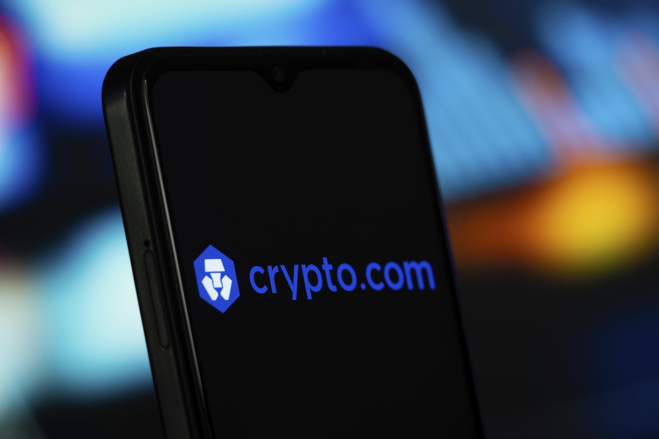 Das Logo von Crypto.com auf einem Smartphone
