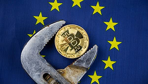 Eine Bitcoin-Münze vor einer Europa-Flagge