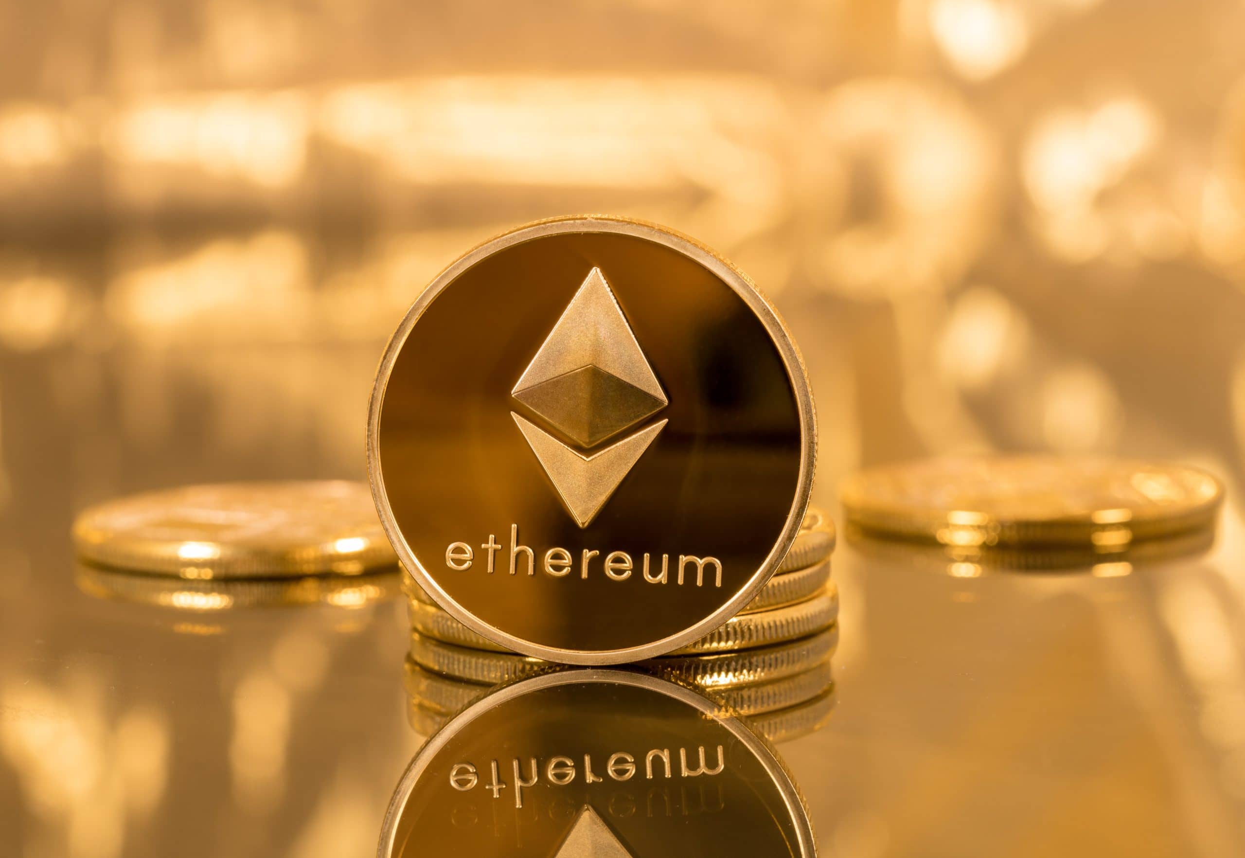 Eine goldene Ethereum-Münze auf einem goldenen Hintergrund