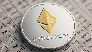 Eine Ethereum-Münze liegt auf einer Zeitungstabelle