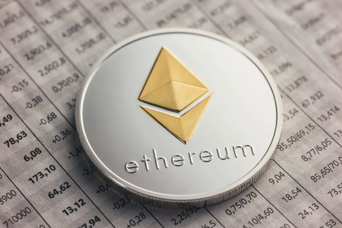 Eine Ethereum-Münze liegt auf einer Zeitungstabelle