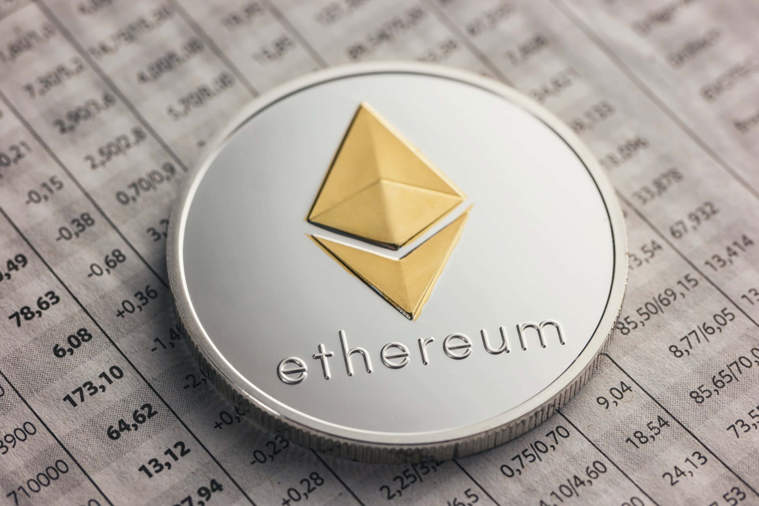 Eine Ethereum-Münze liegt auf einer Zeitungstabelle