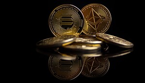 Eine Solana- und Ethereum-Münze