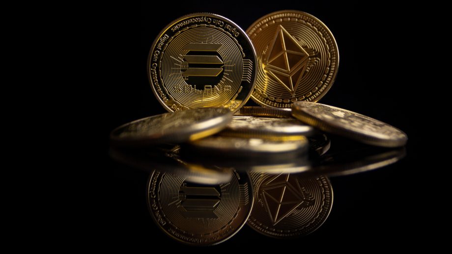 Eine Solana- und Ethereum-Münze