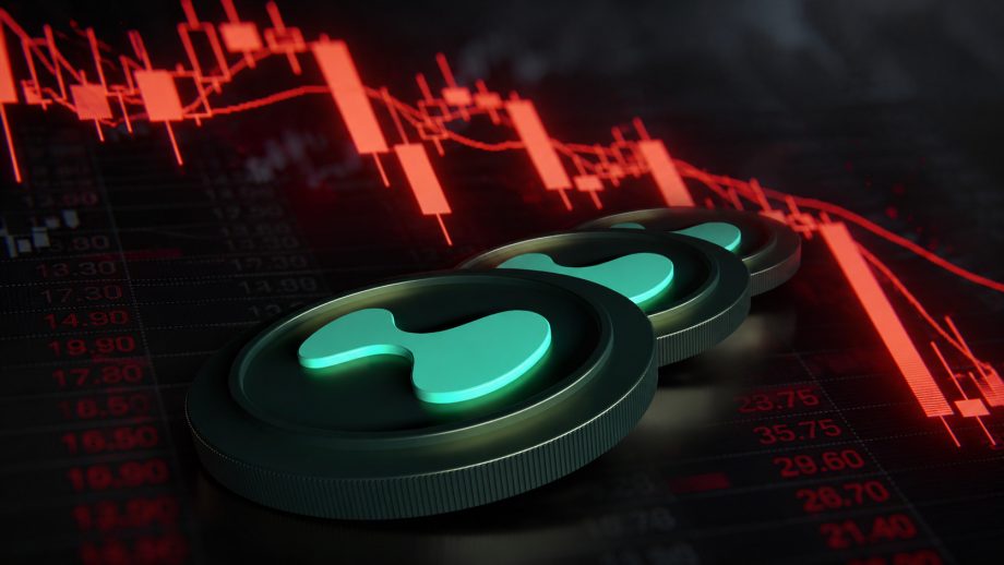 Drei Hype-Token aufeinander gestapelt vor einem roten Chart-Hintergrund