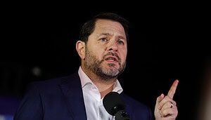 Ruben Gallego spricht auf einer Veranstaltung