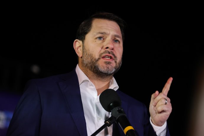 Ruben Gallego spricht auf einer Veranstaltung