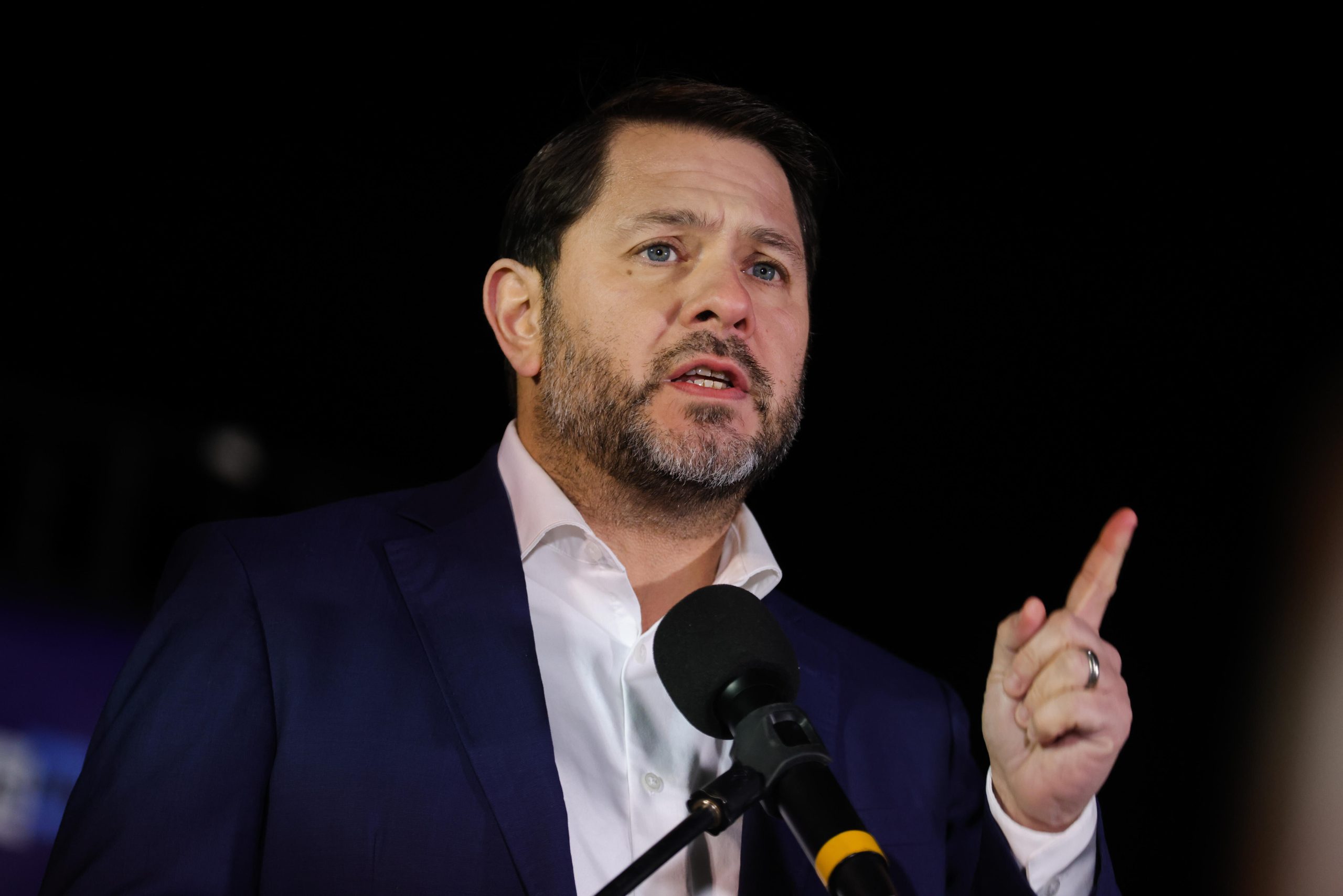 Ruben Gallego spricht auf einer Veranstaltung