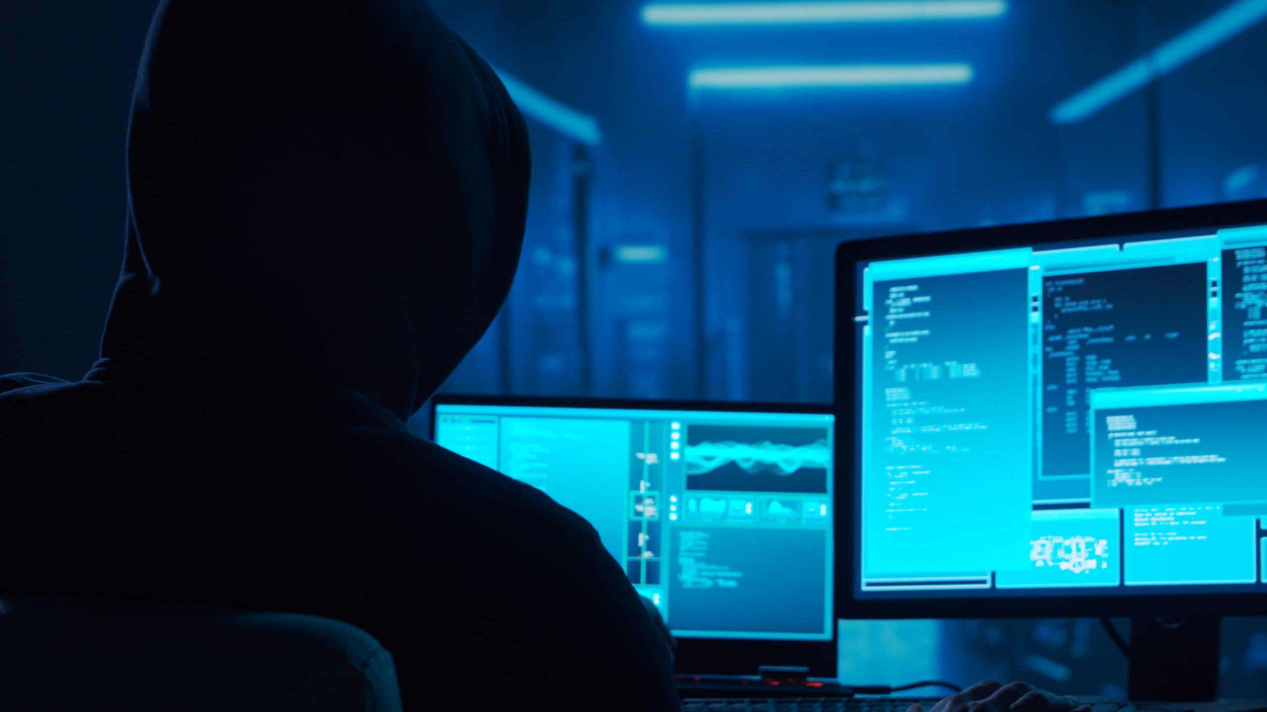 Das Bild zeigt einen Hacker