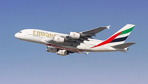 Das Bild zeigt ein Flugzeug der Emirates