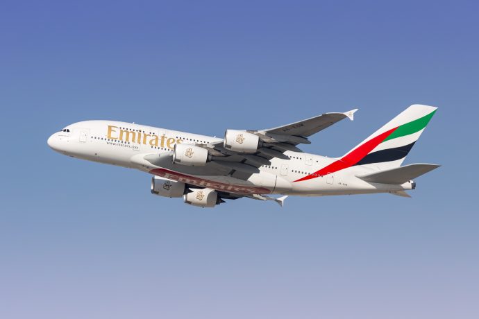 Das Bild zeigt ein Flugzeug der Emirates