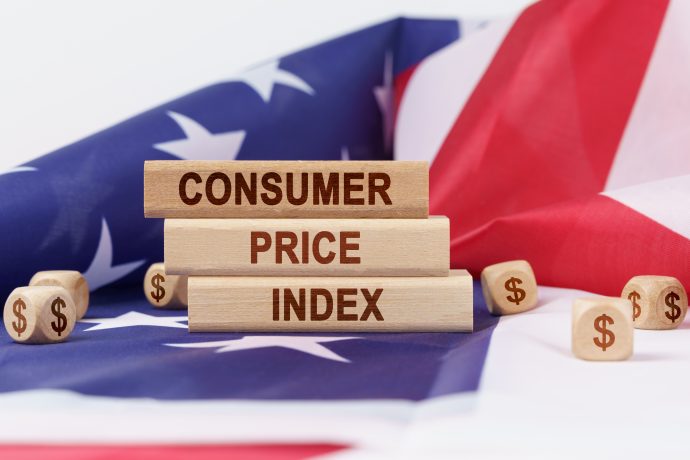 Das Bild zeigt die Worte „Consumer Price Index“ auf einer amerikanischen Flagge