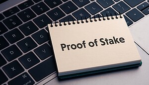 Das Bild zeigt die Wörter „Proof of Stake“ auf einer Computertastatur