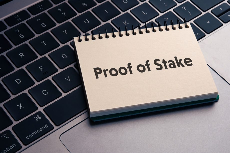 Das Bild zeigt die Wörter „Proof of Stake“ auf einer Computertastatur