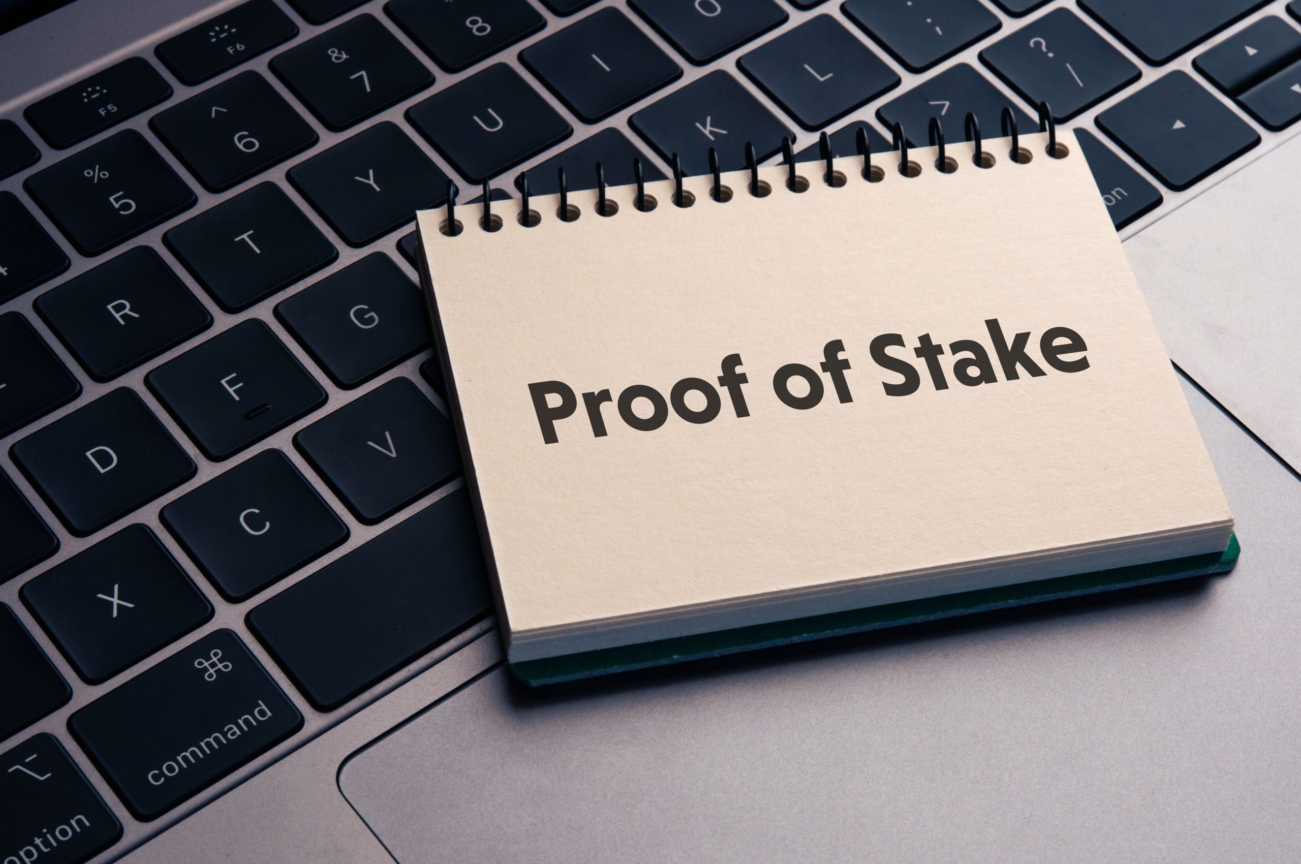 Das Bild zeigt die Wörter „Proof of Stake“ auf einer Computertastatur