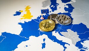 Man sieht die Karte Europas mit Hervorhebung der EU-Länder. Auf der Karte liegt eine Bitcoin-Münze und zwei andere Krypto-Coin-Münzen ab.