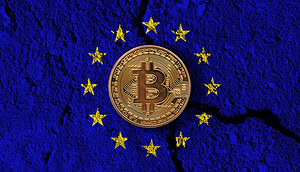 Eine goldene Bitcoin-Münze umreundet von den Sternen der EU auf blauem Hintergrund, der brüchig ist.