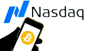 Das Bild zeigt eine Bitcoin-Münze unter dem Nasdaq-Logo