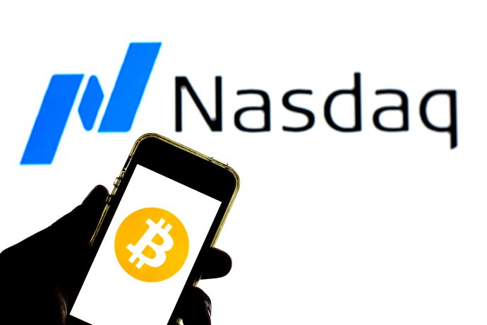 Das Bild zeigt eine Bitcoin-Münze unter dem Nasdaq-Logo