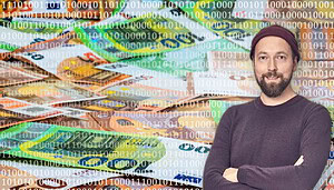 Rechtsbündig steht eine Person mit verschränkten Armen und einer Mütze. Der Hintergrund besteht aus vielen Euro-Banknoten und einer weiteren Schicht aus Nullen und Einsen.