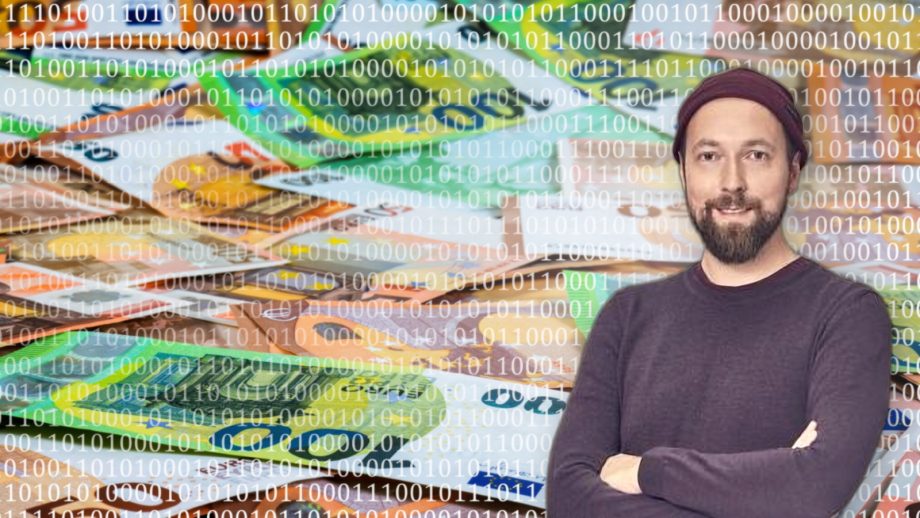 Rechtsbündig steht eine Person mit verschränkten Armen und einer Mütze. Der Hintergrund besteht aus vielen Euro-Banknoten und einer weiteren Schicht aus Nullen und Einsen.