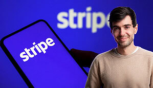 Man erkennt das Stripe Logo auf einem Smartphone und rechtsbündig steht ein Mann