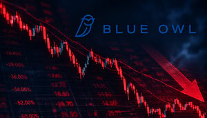 Logo von Blue Owl Capital vor einem fallenden roten Börsenchart mit Abwärtspfeil.