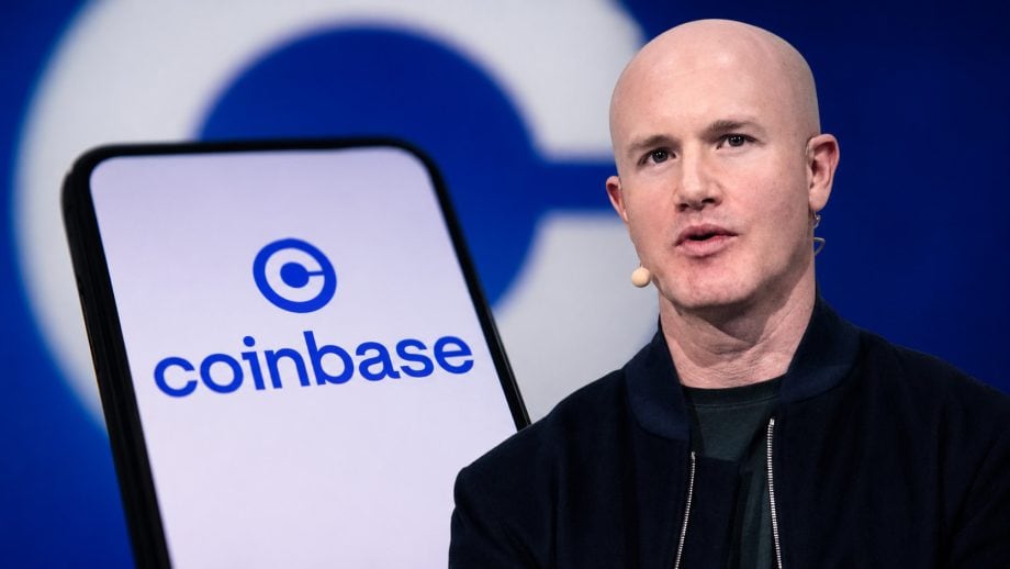 Coinbase CEO Brian Armstrong vor einem Hintergrund mit Coinbase-Logo