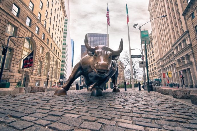 Die bronzene Wall-Street-Bullen-Statue aus einer herabgesetzten Perspektive