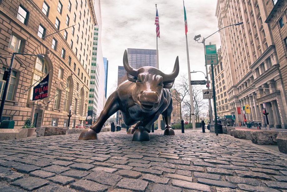 Die bronzene Wall-Street-Bullen-Statue aus einer herabgesetzten Perspektive