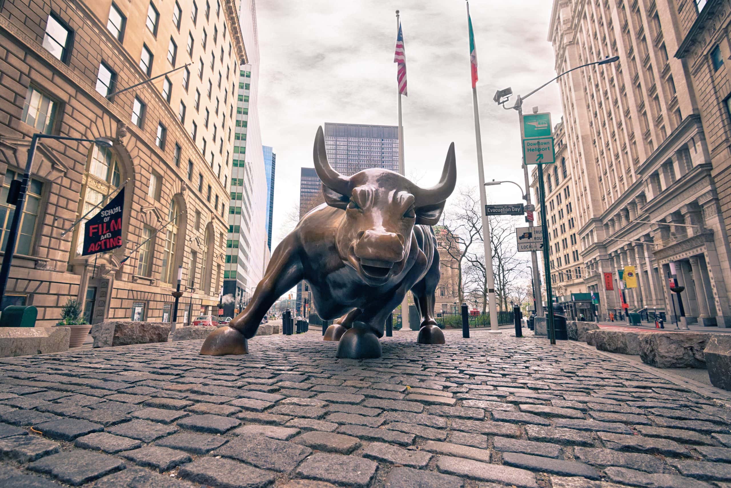 Die bronzene Wall-Street-Bullen-Statue aus einer herabgesetzten Perspektive