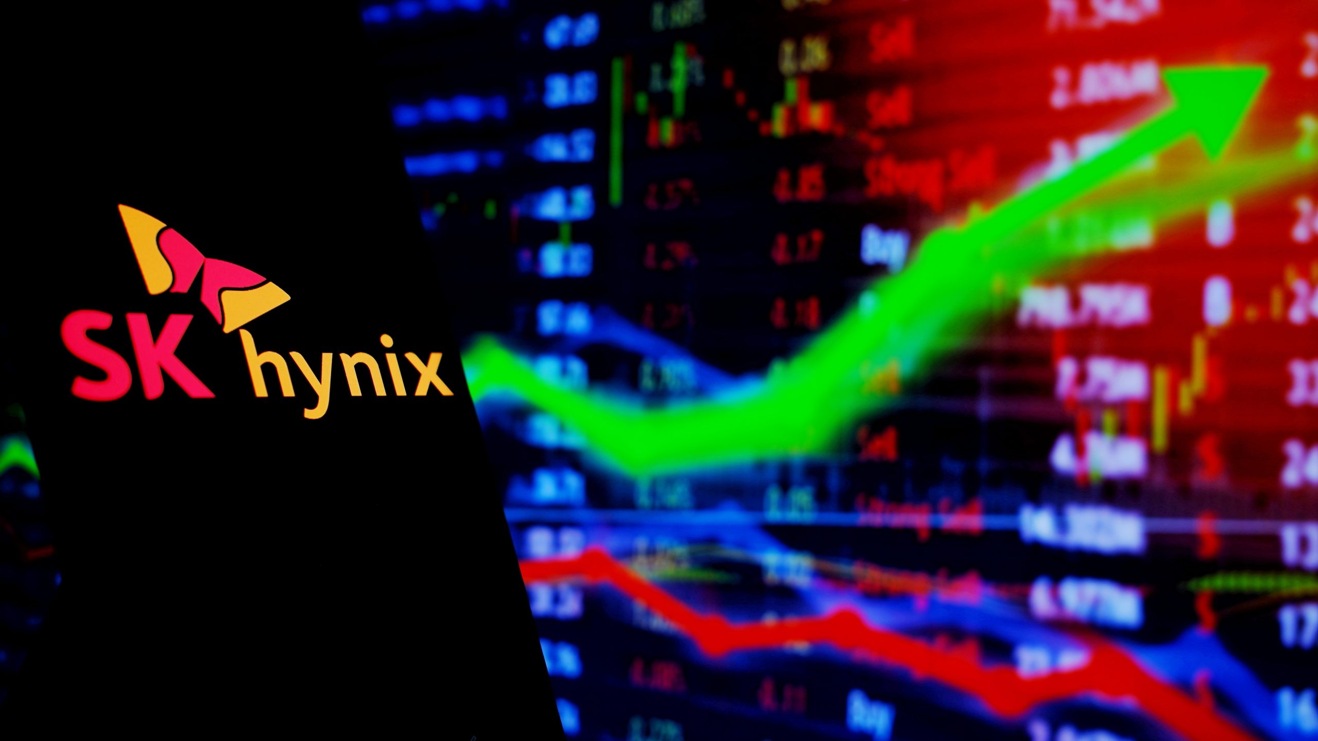 Das Bild zeigt SK Hynix vor einem Chart-Hintergrund.
